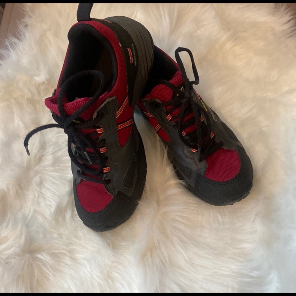 Icebug shoes size 8 Womens 
Missing one stud
Great for walking on ice!